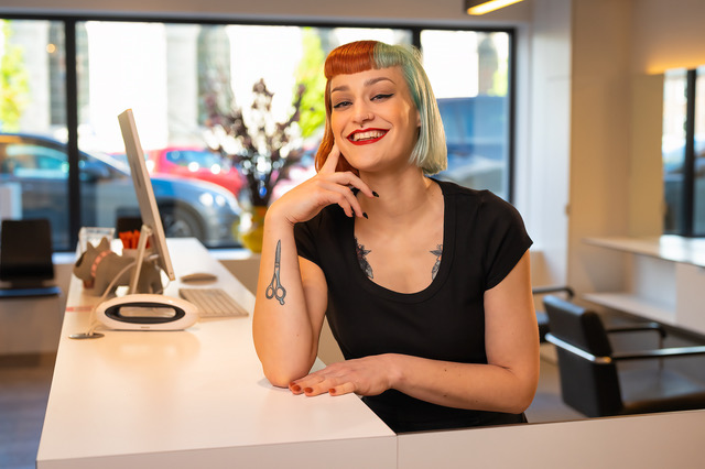 Manon, coloriste bij Kapper De Mol in Lede
